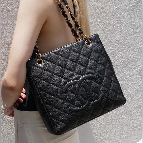 CHANEL Handbags - Chanel Petite Shopping Tote